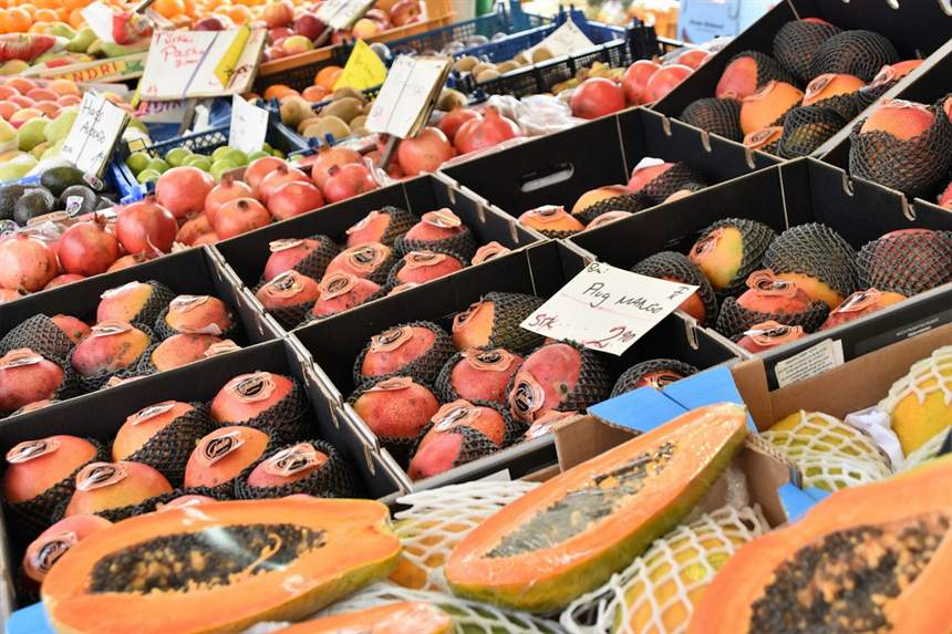 Frutas frescas expostas em caixas na feira