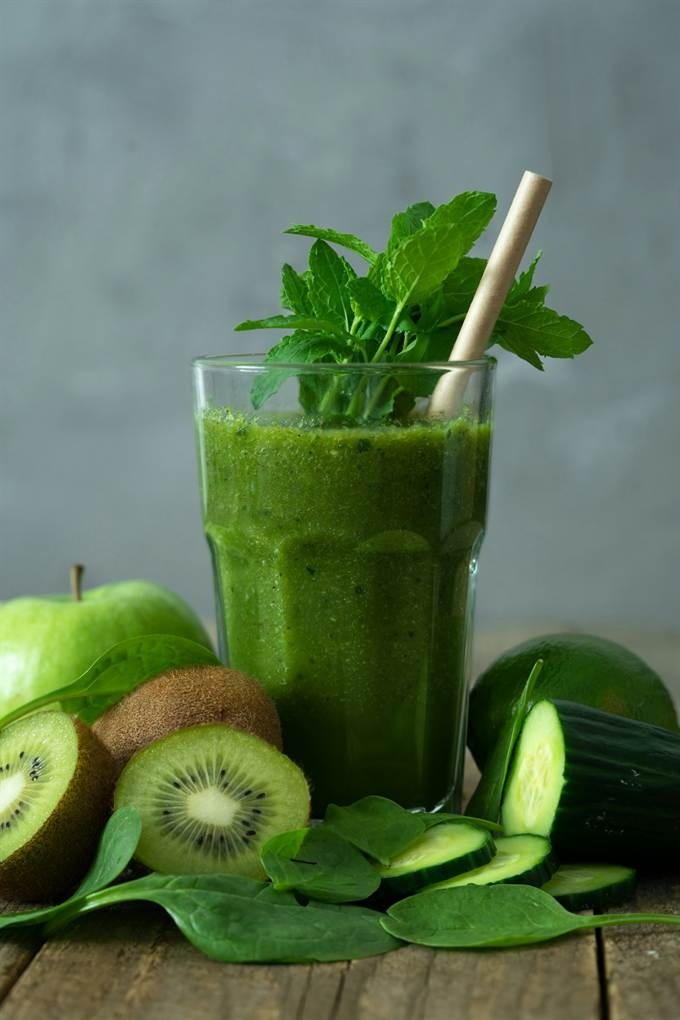 Suco verde com hortelã, maçã e kiwi